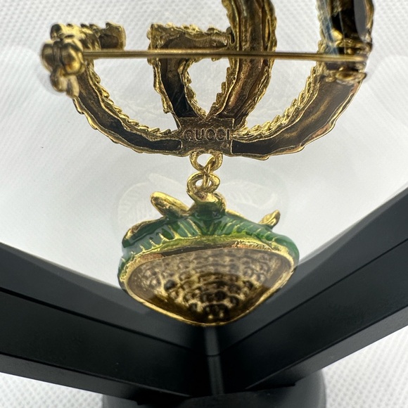 Brooch Gold GG Logo with Green Strawberry 🍓 Charm Absolutely Stunning 🤩 - Picture 6 of 7